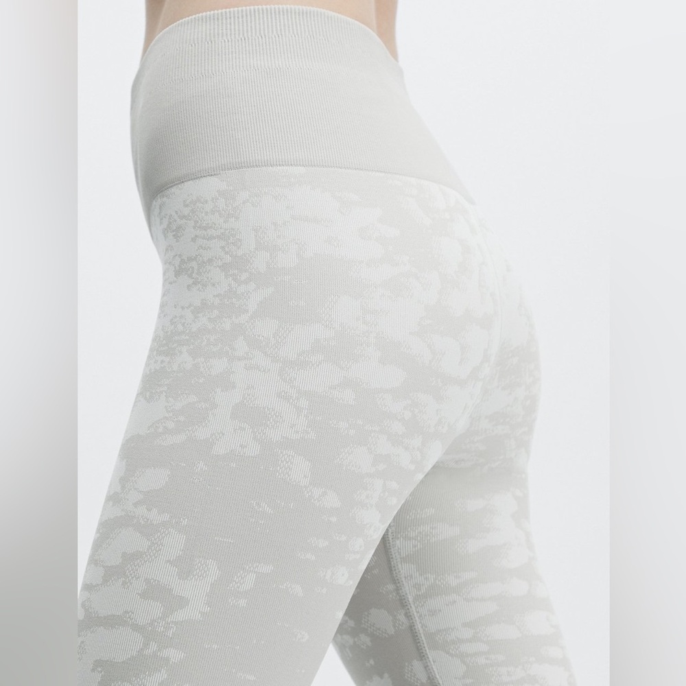 Fabletics High-Waisted Seamless Mist Legging Light Grey & White Size Small - Picture 2 of 9